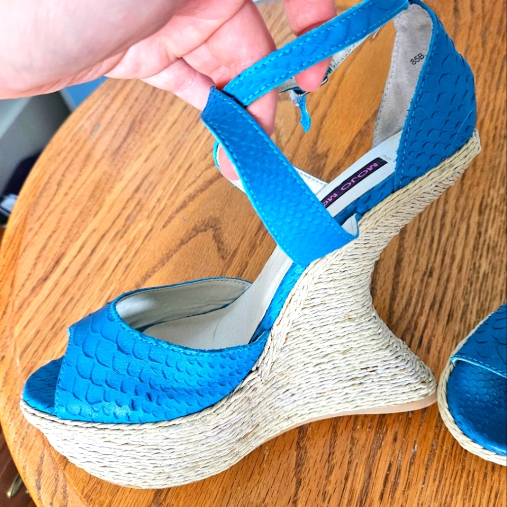 Unique heel-less heels